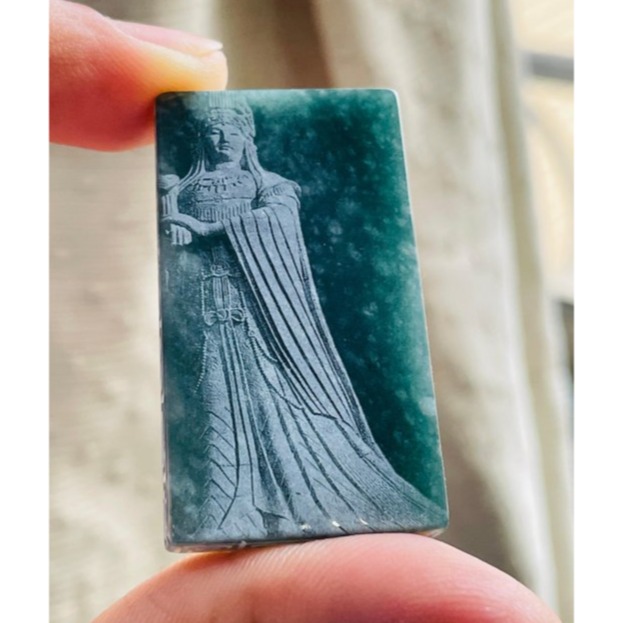 天然A貨翡翠 冰潤危綠雷射雕如意媽祖/天上聖母翡翠佛牌 全透光滿綠瓜料 完美方正牌形 噴砂影雕細致顯工-細節圖2