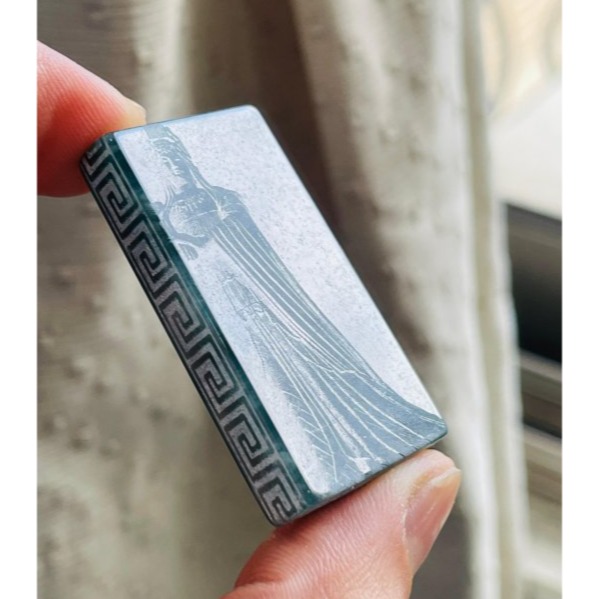 天然A貨翡翠 冰潤危綠雷射雕如意媽祖/天上聖母翡翠佛牌 全透光滿綠瓜料 完美方正牌形 噴砂影雕細致顯工-細節圖3