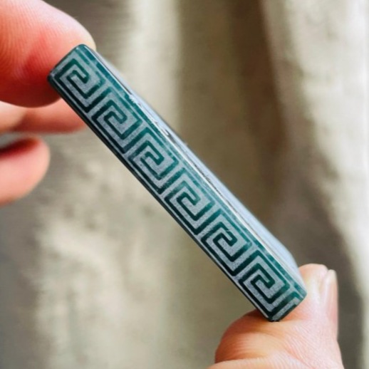 天然A貨翡翠 冰潤危綠雷射雕如意媽祖/天上聖母翡翠佛牌 全透光滿綠瓜料 完美方正牌形 噴砂影雕細致顯工-細節圖5