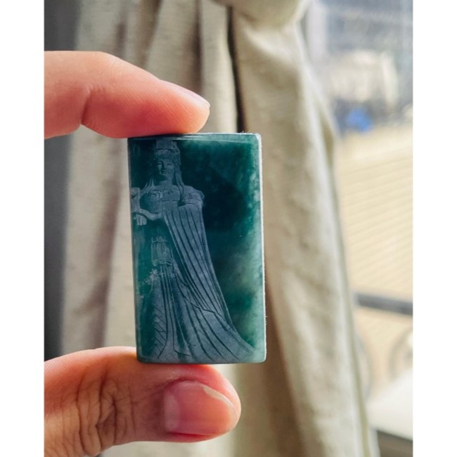 天然A貨翡翠 冰潤危綠雷射雕如意媽祖/天上聖母翡翠佛牌 全透光滿綠瓜料 完美方正牌形 噴砂影雕細致顯工-細節圖6