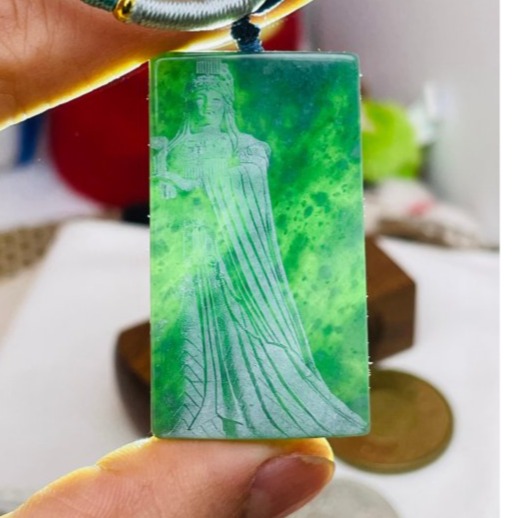 天然A貨翡翠 冰潤危綠雷射雕如意媽祖/天上聖母翡翠佛牌 全透光滿綠瓜料 完美方正牌形 噴砂影雕細致顯工-細節圖8