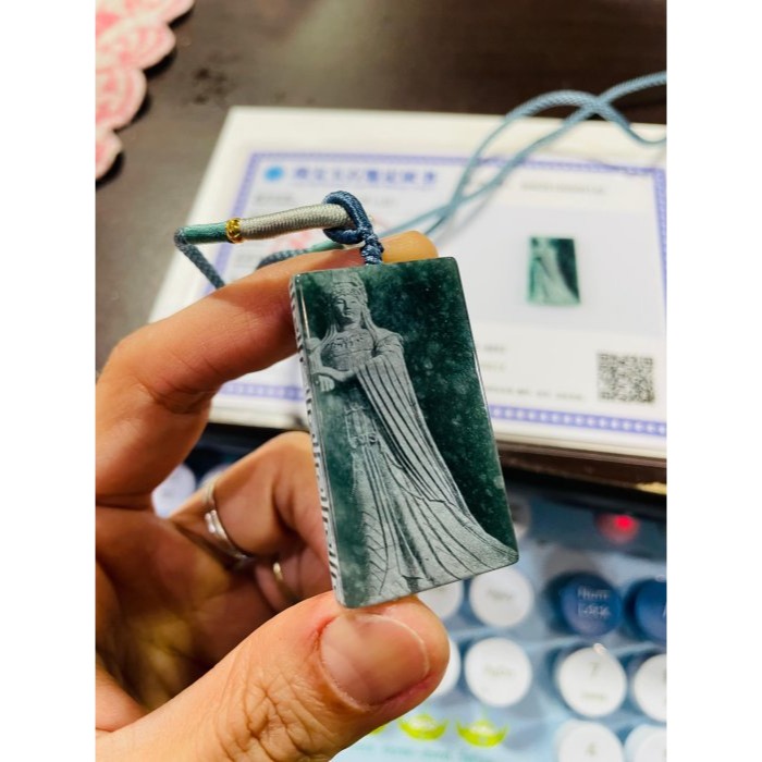 天然A貨翡翠 冰潤危綠雷射雕如意媽祖/天上聖母翡翠佛牌 全透光滿綠瓜料 完美方正牌形 噴砂影雕細致顯工-細節圖9