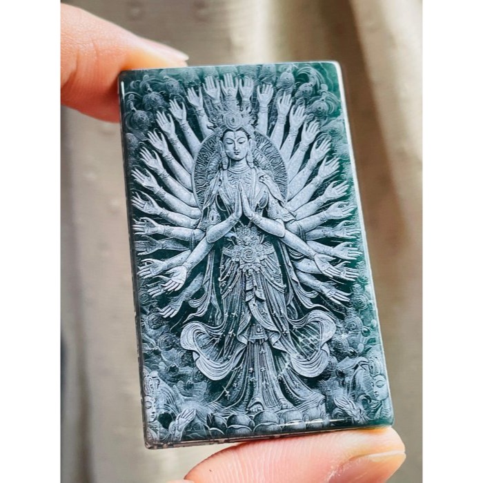 天然A貨翡翠 冰潤危綠雷射雕千手觀音翡翠佛牌 全透光滿綠瓜料 完美方正牌形 雷射噴砂 背面六字箴言-細節圖2
