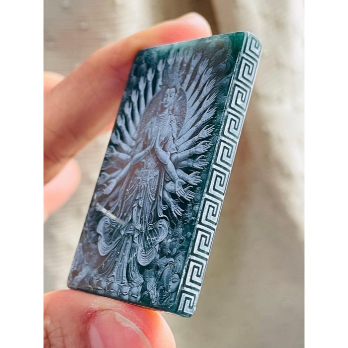 天然A貨翡翠 冰潤危綠雷射雕千手觀音翡翠佛牌 全透光滿綠瓜料 完美方正牌形 雷射噴砂 背面六字箴言-細節圖4