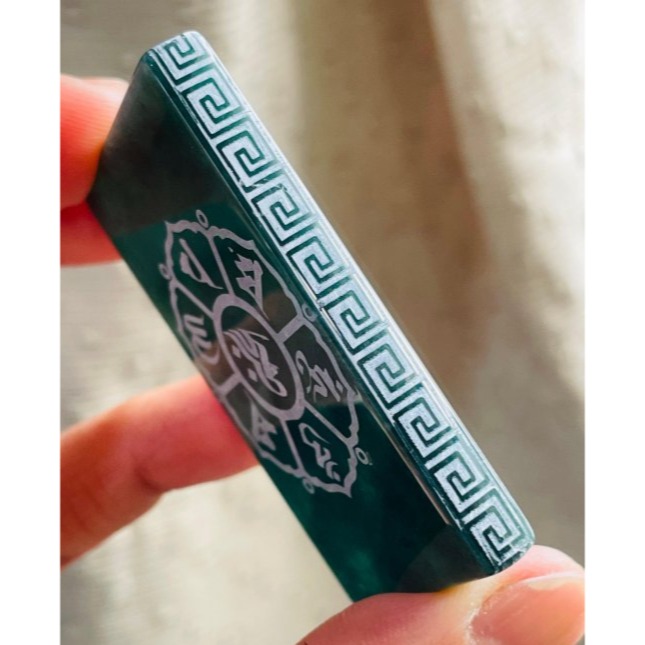 天然A貨翡翠 冰潤危綠雷射雕千手觀音翡翠佛牌 全透光滿綠瓜料 完美方正牌形 雷射噴砂 背面六字箴言-細節圖5