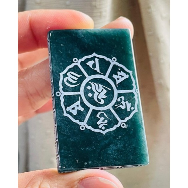 天然A貨翡翠 冰潤危綠雷射雕千手觀音翡翠佛牌 全透光滿綠瓜料 完美方正牌形 雷射噴砂 背面六字箴言-細節圖6