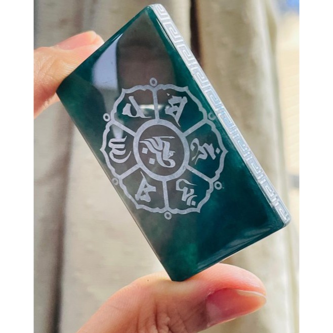 天然A貨翡翠 冰潤危綠雷射雕千手觀音翡翠佛牌 全透光滿綠瓜料 完美方正牌形 雷射噴砂 背面六字箴言-細節圖8