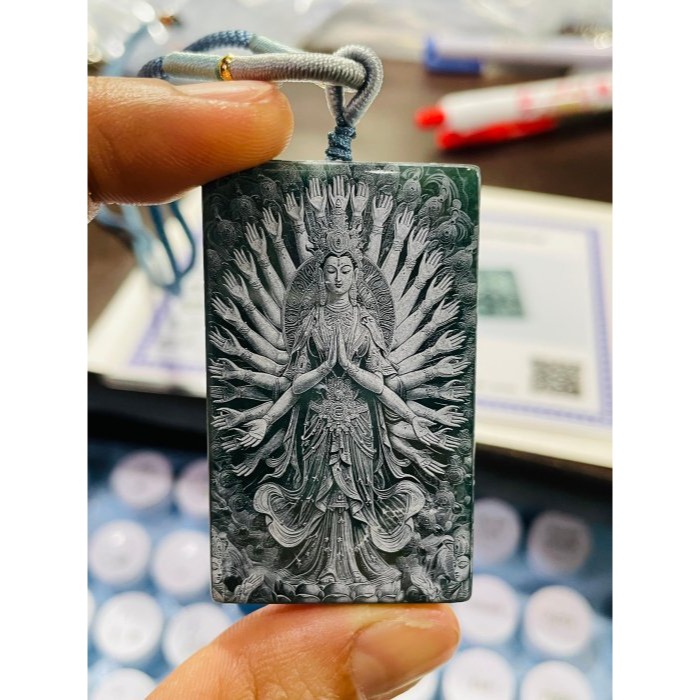 天然A貨翡翠 冰潤危綠雷射雕千手觀音翡翠佛牌 全透光滿綠瓜料 完美方正牌形 雷射噴砂 背面六字箴言-細節圖9