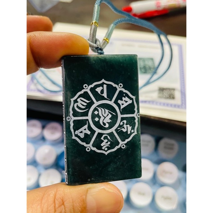 天然A貨翡翠 冰潤危綠雷射雕千手觀音翡翠佛牌 全透光滿綠瓜料 完美方正牌形 雷射噴砂 背面六字箴言-細節圖10