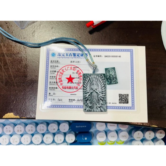 天然A貨翡翠 冰潤危綠雷射雕千手觀音翡翠佛牌 全透光滿綠瓜料 完美方正牌形 雷射噴砂 背面六字箴言-細節圖11