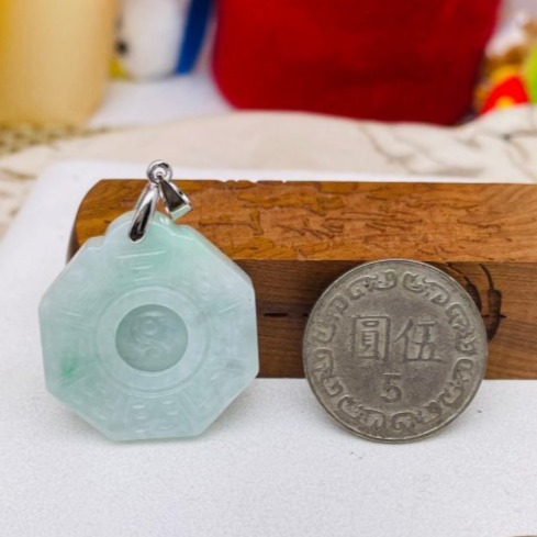 天然A貨緬甸玉 冰潤白底青太極小八卦翡翠玉墜 起冰好水頭 幾抹清雅鮮綠點綴 大小配戴無壓力-細節圖3