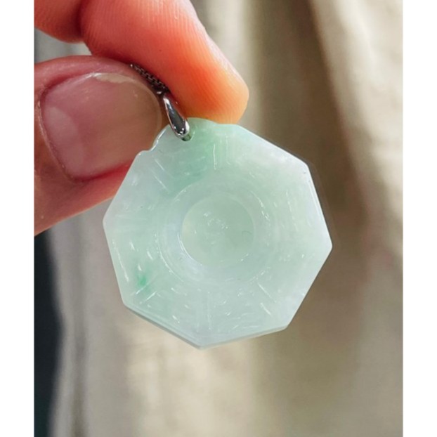 天然A貨緬甸玉 冰潤白底青太極小八卦翡翠玉墜 起冰好水頭 幾抹清雅鮮綠點綴 大小配戴無壓力-細節圖4