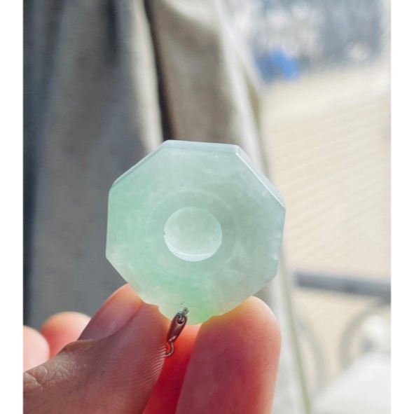天然A貨緬甸玉 冰潤白底青太極小八卦翡翠玉墜 起冰好水頭 幾抹清雅鮮綠點綴 大小配戴無壓力-細節圖6