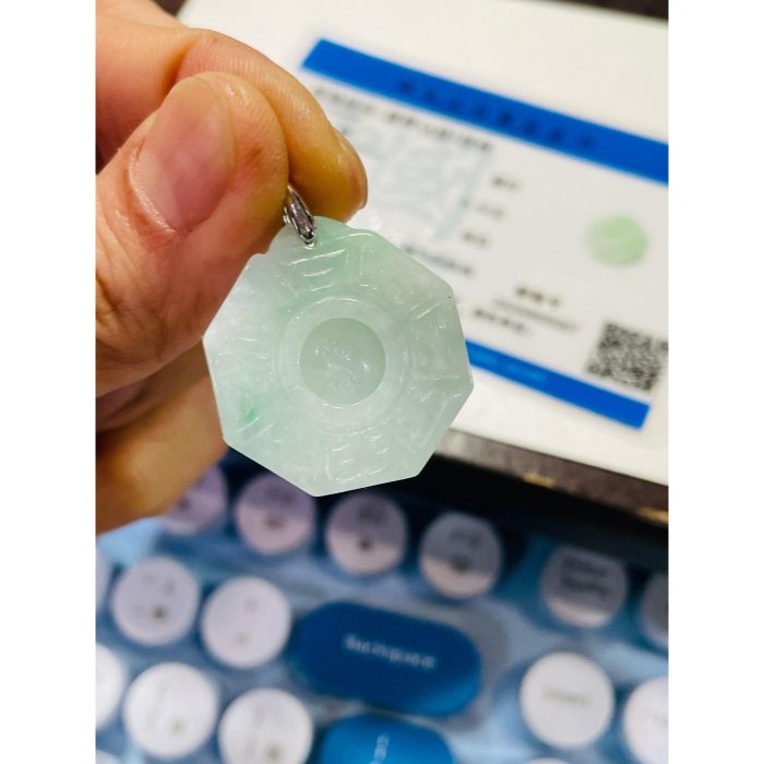 天然A貨緬甸玉 冰潤白底青太極小八卦翡翠玉墜 起冰好水頭 幾抹清雅鮮綠點綴 大小配戴無壓力-細節圖9