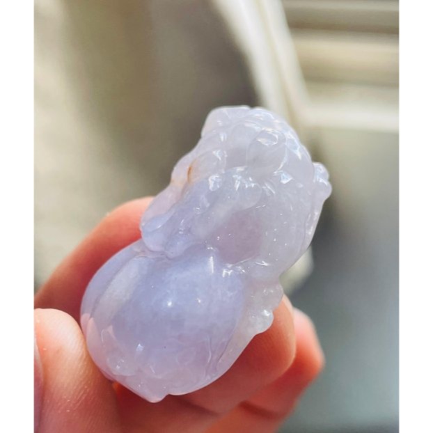 天然A貨翡翠 冰潤櫻花紫藏金手工雕招財貔貅翡翠玉墜/手牌 能見色粉嫩 帶幾抹金 頭大杏眼圓臀俏-細節圖3