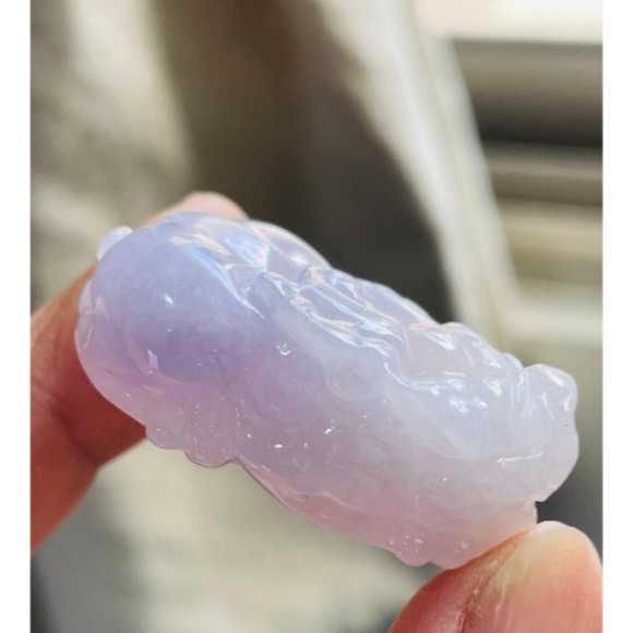 天然A貨翡翠 冰潤櫻花紫藏金手工雕招財貔貅翡翠玉墜/手牌 能見色粉嫩 帶幾抹金 頭大杏眼圓臀俏-細節圖4