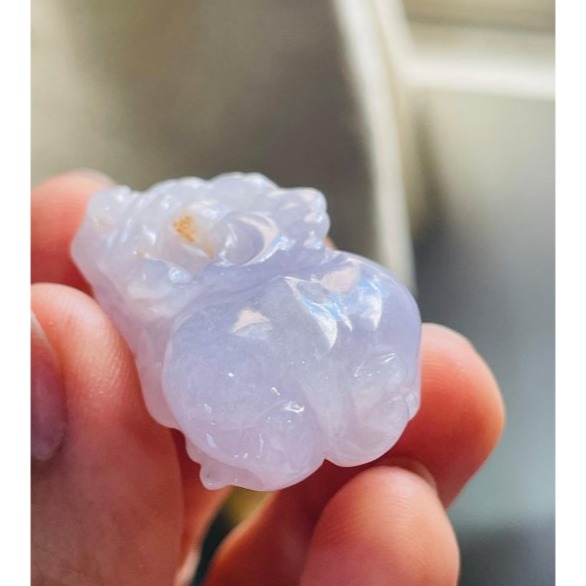 天然A貨翡翠 冰潤櫻花紫藏金手工雕招財貔貅翡翠玉墜/手牌 能見色粉嫩 帶幾抹金 頭大杏眼圓臀俏-細節圖5