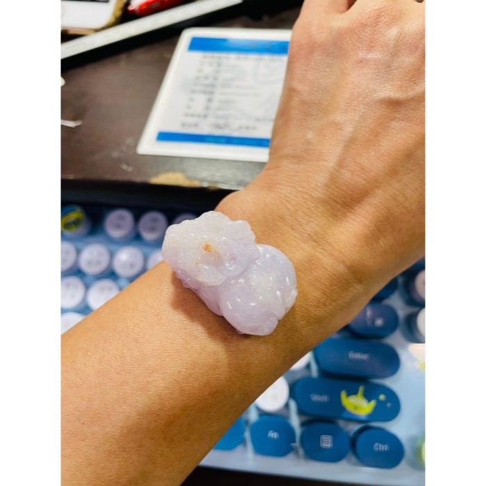 天然A貨翡翠 冰潤櫻花紫藏金手工雕招財貔貅翡翠玉墜/手牌 能見色粉嫩 帶幾抹金 頭大杏眼圓臀俏-細節圖9