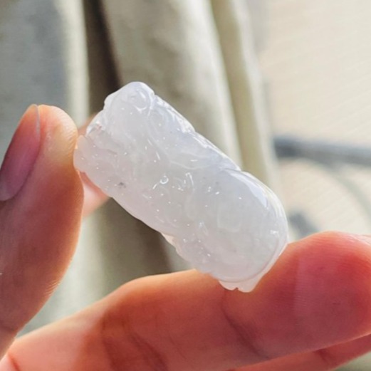 天然A貨緬甸玉 冰潤白冰手工巧雕招財貔貅翡翠玉墜 起冰好水頭 帶芝麻點 頭大圓臀-細節圖5