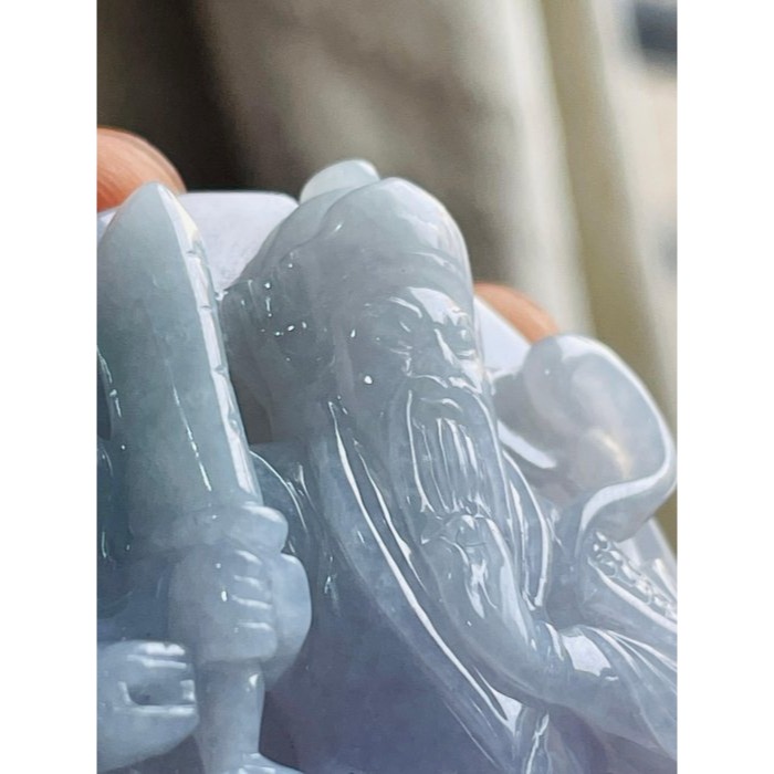 天然A貨緬甸玉 冰潤亮春彩獨家精雕玄天上帝翡翠玉牌 顯色粉紫粉綠底色 過底色滿不露白 法像精開 厚裝大牌型-細節圖2