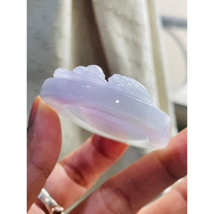 天然A貨緬甸玉 冰潤亮春彩獨家精雕玄天上帝翡翠玉牌 顯色粉紫粉綠底色 過底色滿不露白 法像精開 厚裝大牌型-細節圖6