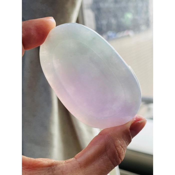 天然A貨緬甸玉 冰潤亮春彩獨家精雕玄天上帝翡翠玉牌 顯色粉紫粉綠底色 過底色滿不露白 法像精開 厚裝大牌型-細節圖7