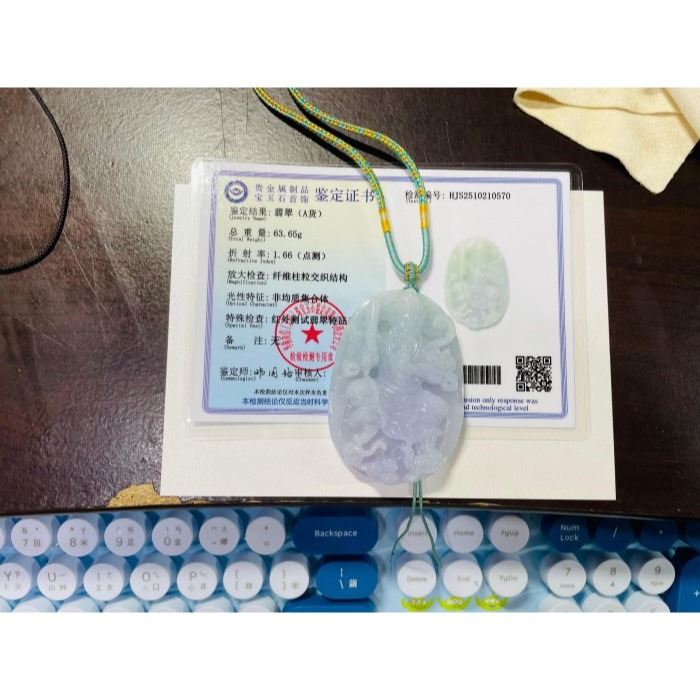 天然A貨緬甸玉 冰潤亮春彩獨家精雕玄天上帝翡翠玉牌 顯色粉紫粉綠底色 過底色滿不露白 法像精開 厚裝大牌型-細節圖10