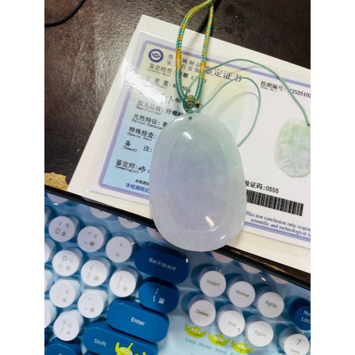 天然A貨緬甸玉 冰潤亮春彩獨家精雕玄天上帝翡翠玉牌 顯色粉紫粉綠底色 過底色滿不露白 法像精開 厚裝大牌型-細節圖11