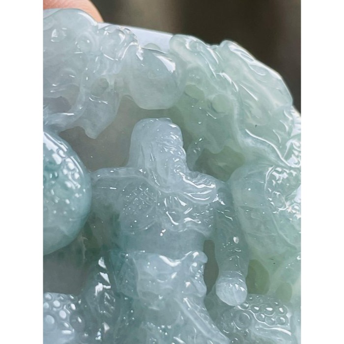 天然A貨緬甸玉 冰潤青綠雙面精工九龍關公翡翠玉牌 冰帶光感 淡雅綠 晶透白 幾抹綠花增色 精開法像 精雕九龍-細節圖3
