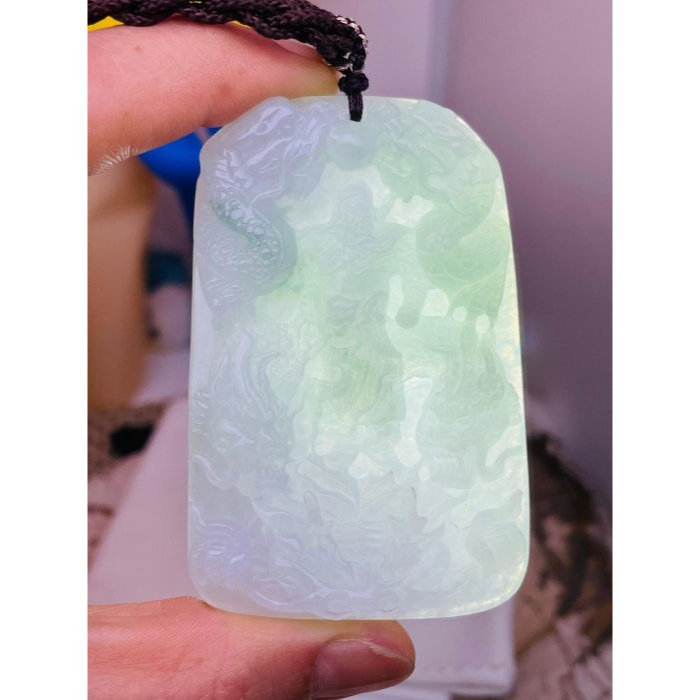 天然A貨緬甸玉 冰潤青綠雙面精工九龍關公翡翠玉牌 冰帶光感 淡雅綠 晶透白 幾抹綠花增色 精開法像 精雕九龍-細節圖9