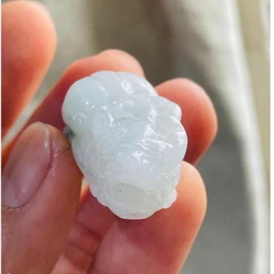 天然A貨翡翠 細潤飄花手工雕招財貔貅翡翠玉墜/手牌 乾淨白冰帶幾抹小飄花 工藝立體 頭大圓臀-細節圖2