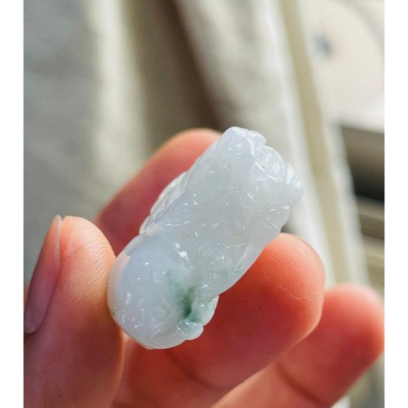 天然A貨翡翠 細潤飄花手工雕招財貔貅翡翠玉墜/手牌 乾淨白冰帶幾抹小飄花 工藝立體 頭大圓臀-細節圖3