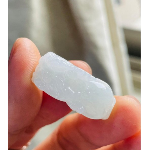 天然A貨翡翠 細潤飄花手工雕招財貔貅翡翠玉墜/手牌 乾淨白冰帶幾抹小飄花 工藝立體 頭大圓臀-細節圖4