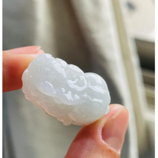 天然A貨翡翠 細潤飄花手工雕招財貔貅翡翠玉墜/手牌 乾淨白冰帶幾抹小飄花 工藝立體 頭大圓臀-細節圖5