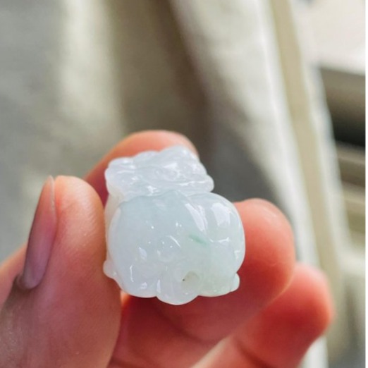 天然A貨翡翠 細潤飄花手工雕招財貔貅翡翠玉墜/手牌 乾淨白冰帶幾抹小飄花 工藝立體 頭大圓臀-細節圖6