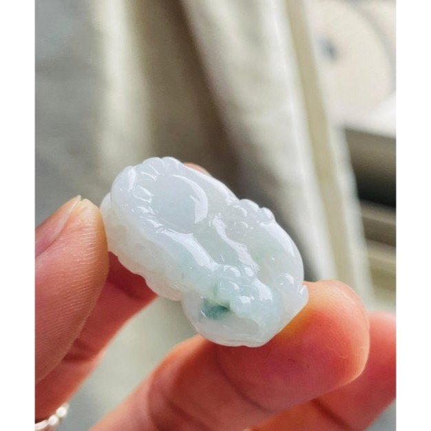 天然A貨翡翠 細潤飄花手工雕招財貔貅翡翠玉墜/手牌 乾淨白冰帶幾抹小飄花 工藝立體 頭大圓臀-細節圖7