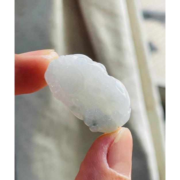 天然A貨翡翠 細潤飄花手工雕招財貔貅翡翠玉墜/手牌 乾淨白冰帶幾抹小飄花 工藝立體 頭大圓臀-細節圖8