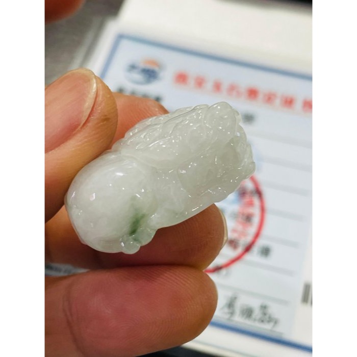 天然A貨翡翠 細潤飄花手工雕招財貔貅翡翠玉墜/手牌 乾淨白冰帶幾抹小飄花 工藝立體 頭大圓臀-細節圖10