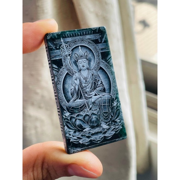 天然A貨翡翠 冰潤危綠雷射雕地藏王菩薩翡翠佛牌 全透光滿綠瓜料 完美方正牌形 雷射噴砂細致顯工-細節圖2