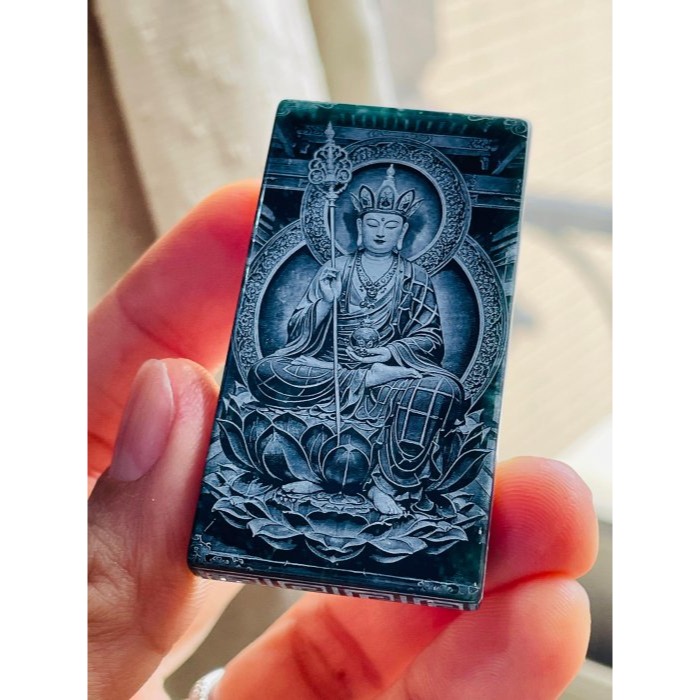 天然A貨翡翠 冰潤危綠雷射雕地藏王菩薩翡翠佛牌 全透光滿綠瓜料 完美方正牌形 雷射噴砂細致顯工-細節圖3