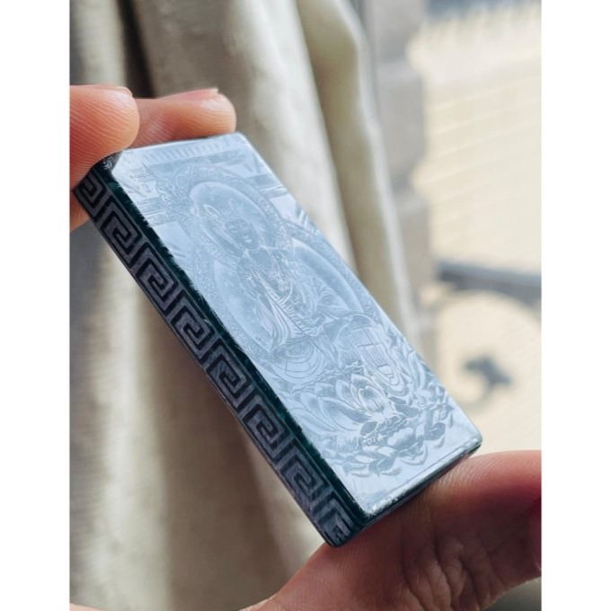 天然A貨翡翠 冰潤危綠雷射雕地藏王菩薩翡翠佛牌 全透光滿綠瓜料 完美方正牌形 雷射噴砂細致顯工-細節圖4
