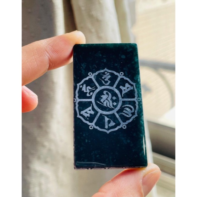 天然A貨翡翠 冰潤危綠雷射雕地藏王菩薩翡翠佛牌 全透光滿綠瓜料 完美方正牌形 雷射噴砂細致顯工-細節圖5