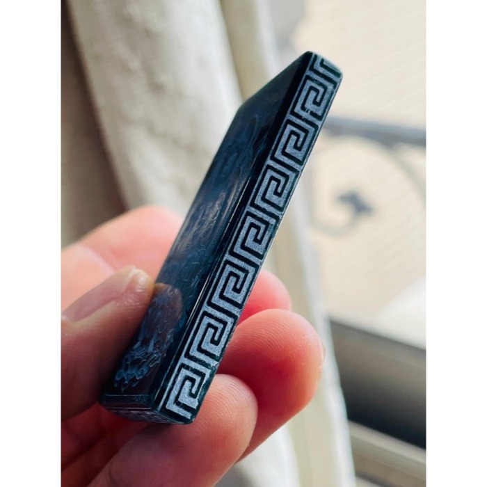 天然A貨翡翠 冰潤危綠雷射雕地藏王菩薩翡翠佛牌 全透光滿綠瓜料 完美方正牌形 雷射噴砂細致顯工-細節圖7