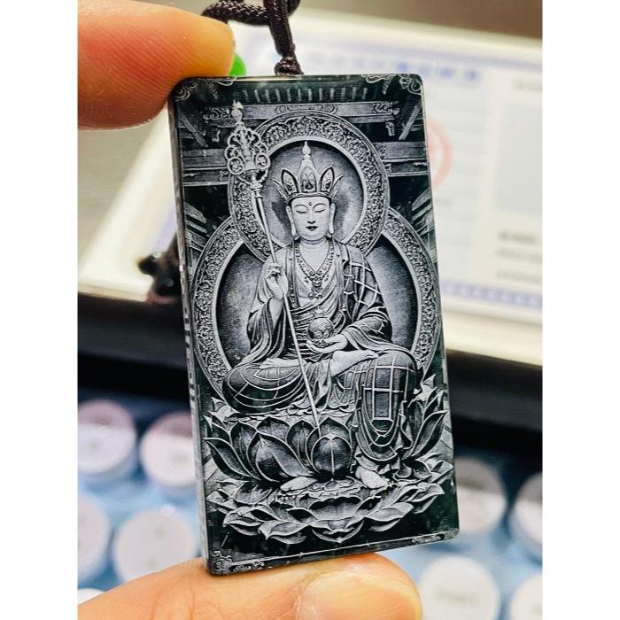 天然A貨翡翠 冰潤危綠雷射雕地藏王菩薩翡翠佛牌 全透光滿綠瓜料 完美方正牌形 雷射噴砂細致顯工-細節圖8