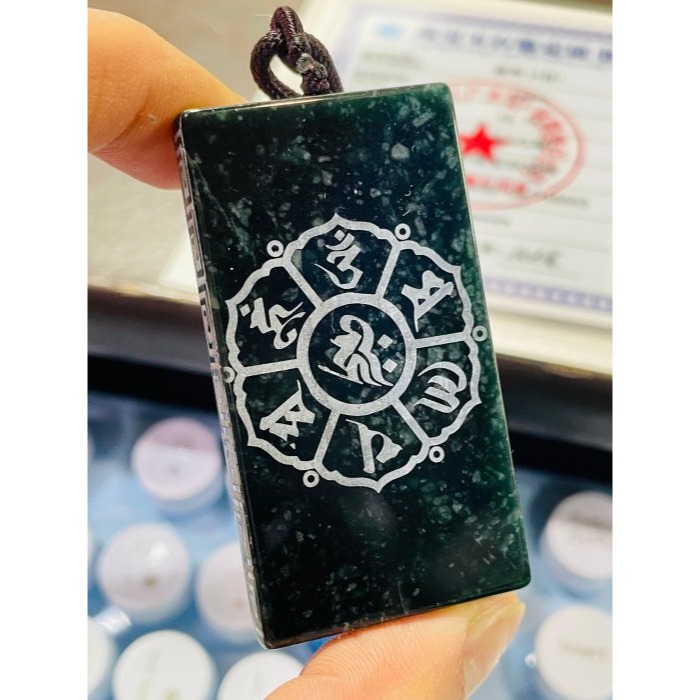 天然A貨翡翠 冰潤危綠雷射雕地藏王菩薩翡翠佛牌 全透光滿綠瓜料 完美方正牌形 雷射噴砂細致顯工-細節圖9