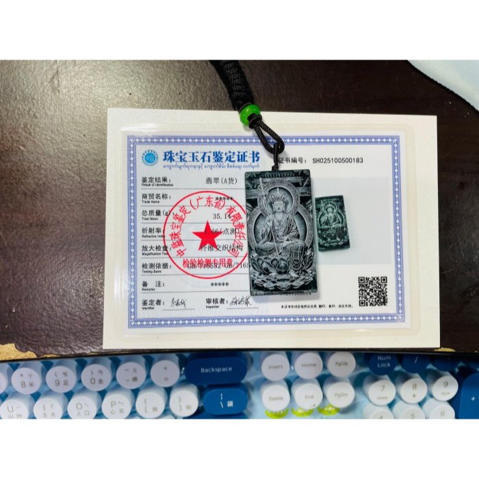 天然A貨翡翠 冰潤危綠雷射雕地藏王菩薩翡翠佛牌 全透光滿綠瓜料 完美方正牌形 雷射噴砂細致顯工-細節圖10