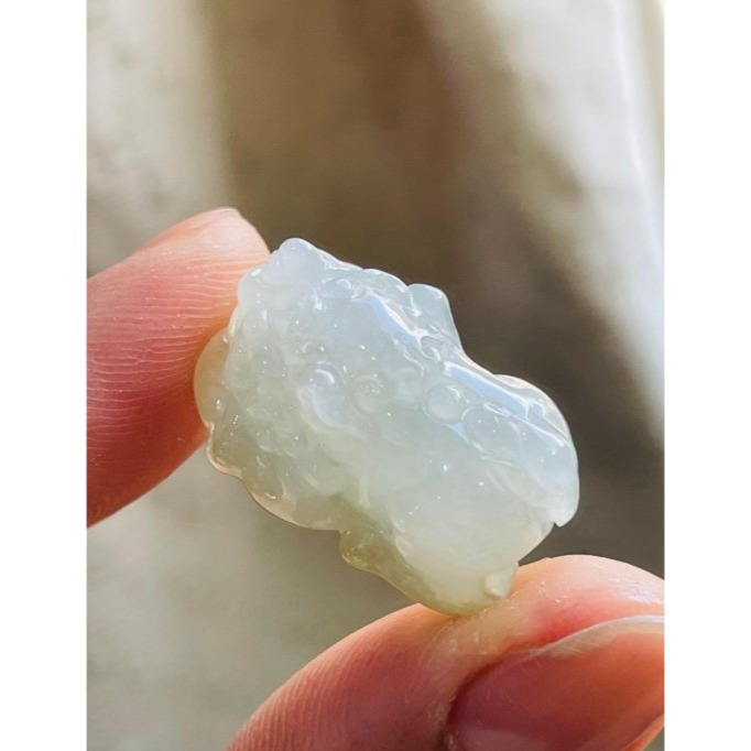 天然A貨緬甸玉 白冰藏金手工雕招財小貔貅翡翠玉墜 雕工立體飽滿 冰潤有水頭 銅錢帶一抹金-細節圖2