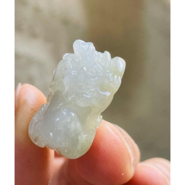 天然A貨緬甸玉 白冰藏金手工雕招財小貔貅翡翠玉墜 雕工立體飽滿 冰潤有水頭 銅錢帶一抹金-細節圖3