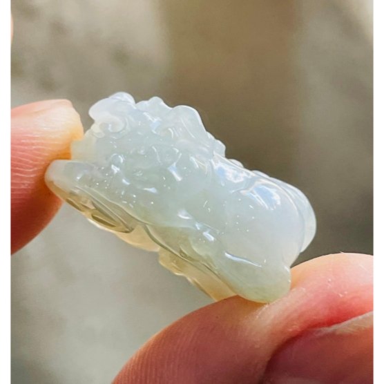 天然A貨緬甸玉 白冰藏金手工雕招財小貔貅翡翠玉墜 雕工立體飽滿 冰潤有水頭 銅錢帶一抹金-細節圖4