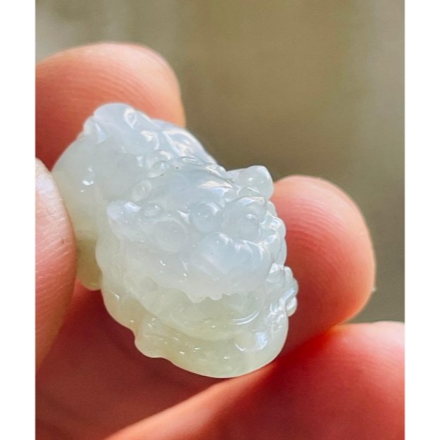 天然A貨緬甸玉 白冰藏金手工雕招財小貔貅翡翠玉墜 雕工立體飽滿 冰潤有水頭 銅錢帶一抹金-細節圖5